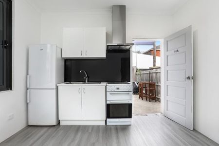 Two Bedroom just Footsteps to Bondi Beach! - Photo 3