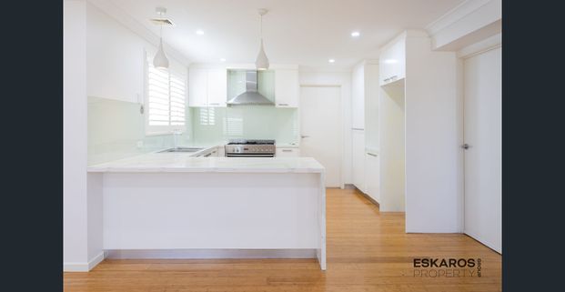 Stunning 4-Bedroom Family Home in Quiet West Hoxton Street - Photo 1