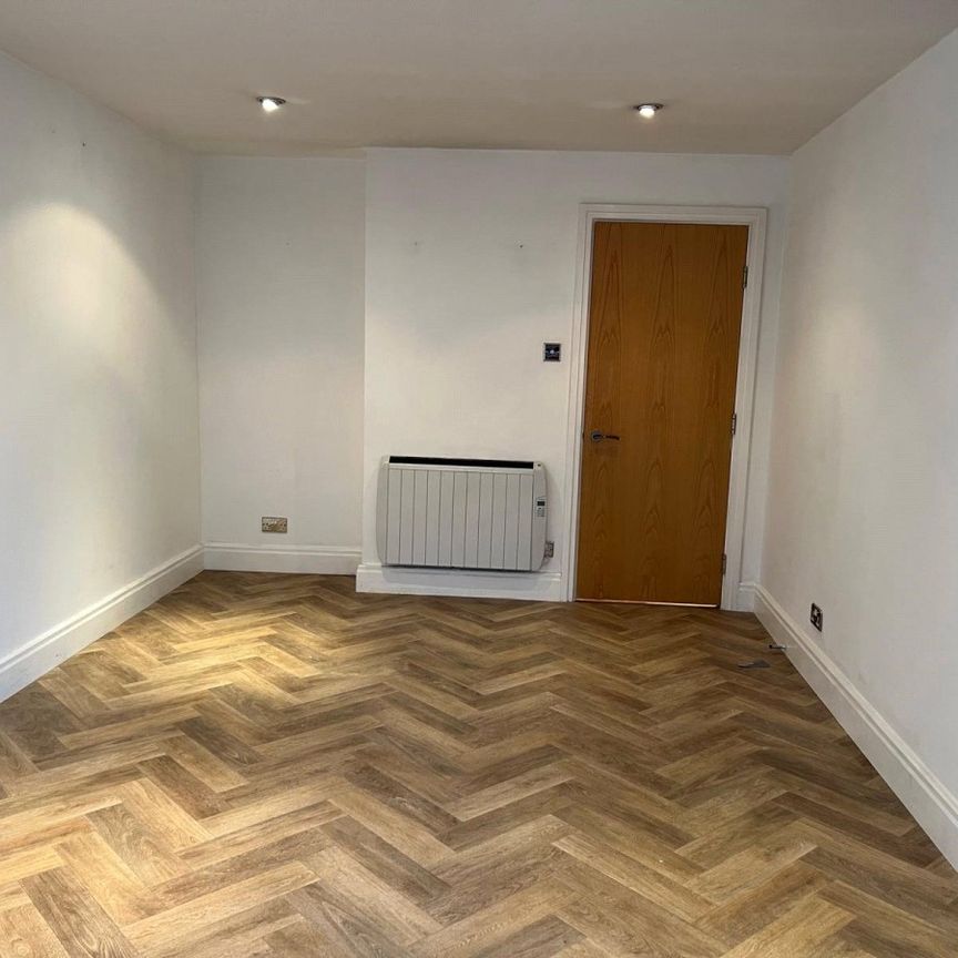 Smugglers Way, London, SW18 - Photo 1