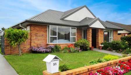 Spacious Home In Quiet Neighbourhood - Photo 4