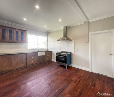 LIFESTYLE & LOCATION - RECENTLY RENOVATED! - Photo 2