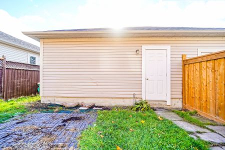 For Lease - 407 Hollandview Trail, Aurora, Ontario - Photo 2