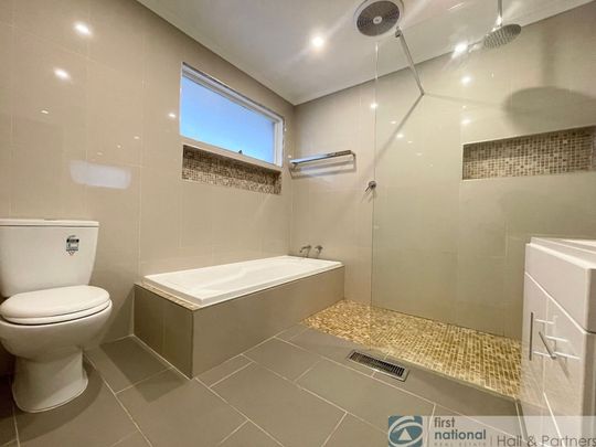 Spacious Family Home Close to Schools & Shops - Photo 1