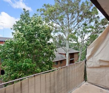 Conveniently Located Modern Apartment - Photo 6