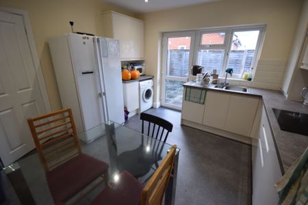 4 Bedroom House To Rent in Ensbury Park - £2,800 pcm Tenancy Info - Photo 4