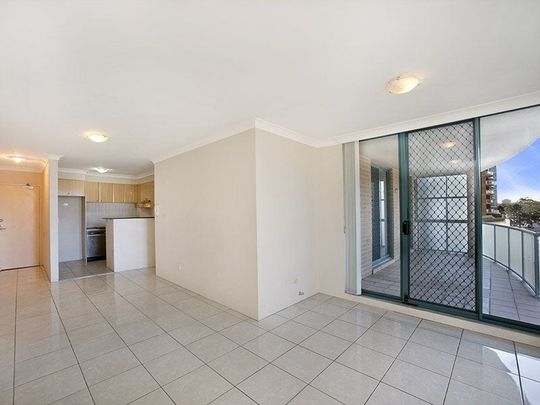 SPACIOUS 3 BEDROOM APARTMENT - HEART OF THE JUNCTION! - Photo 1