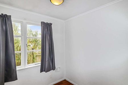 Three bedroom home in Greenlane! - Photo 2