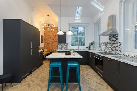 9 bedroom townhouse to rent - Photo 3