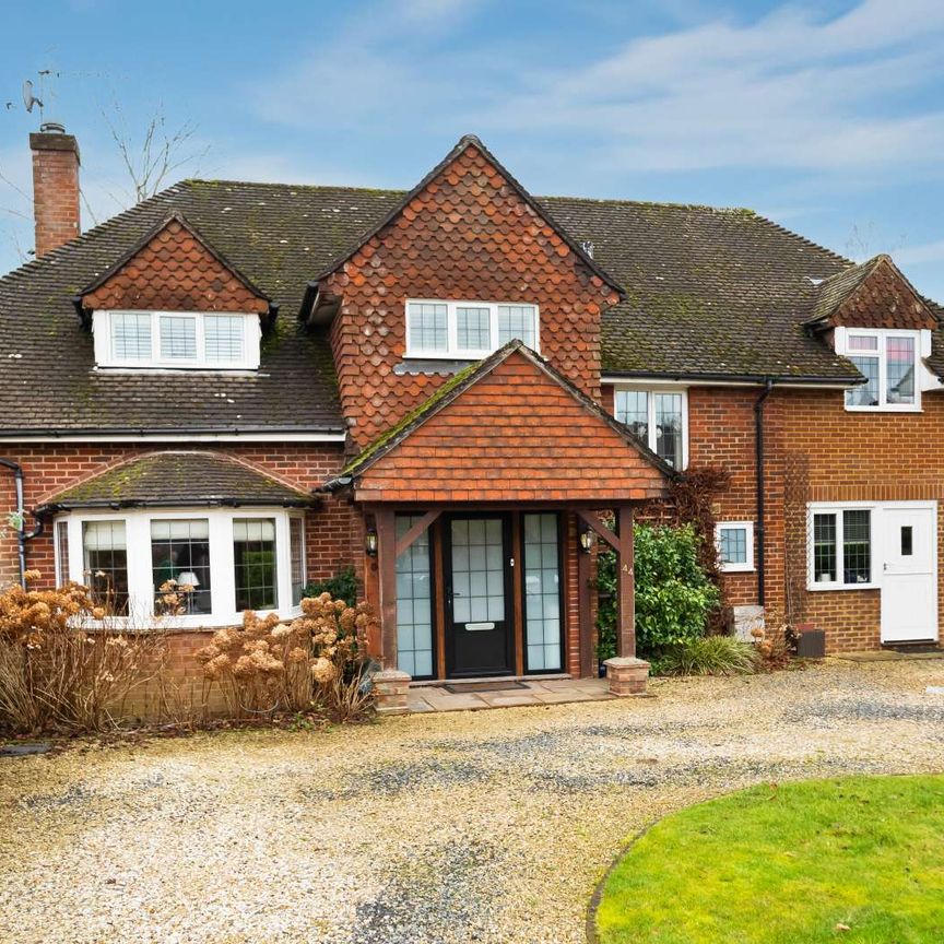 A beautifully finished detached family house in the sought after village of Bramley. - Photo 1