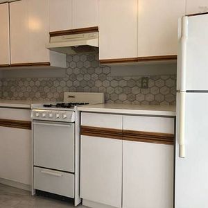 Fully Furnished Bright Spacious Two Bedroom Kitsilano Apartment - Photo 2