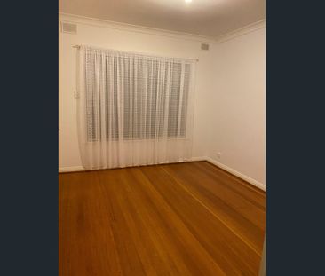 Large family home in a convenient location - Photo 5