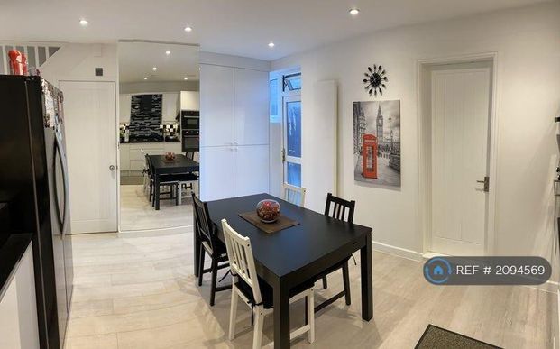 1 bedroom in a house share to rent - Photo 1