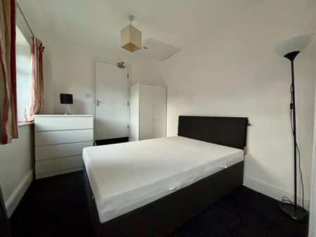 4 bedroom semi-detached house to rent - Photo 2