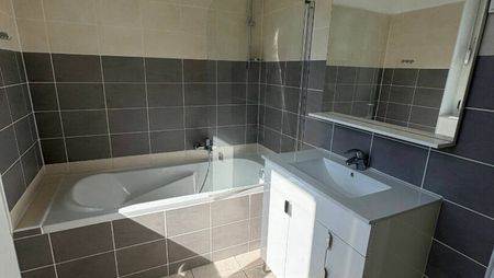 A louer appartement F3 avec parking et balcon - Photo 3