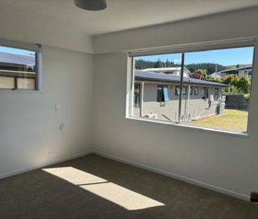 SPACIOUS, SUNNY FAMILY LIVING - Photo 4