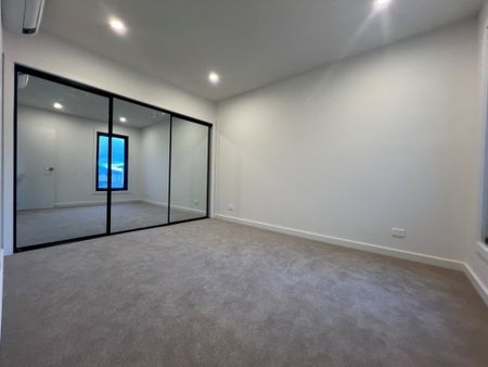 Four Bedroom Three Bathroom Brand New Beauty Metres from Monash Medical Centre - Photo 3