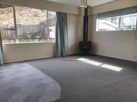 21 Kendal Grove, Wainuiomata Wellington 5014 - Photo 2