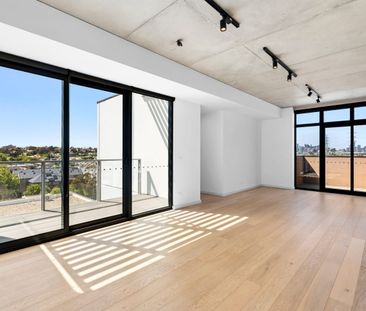 Modern 2-Bed Apartment with Stunning Views on the Rivers-edge! - Photo 1