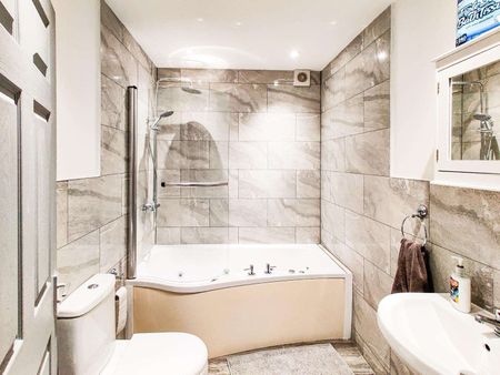 High spec shared house in L15, bills included! Room 4 - Photo 5