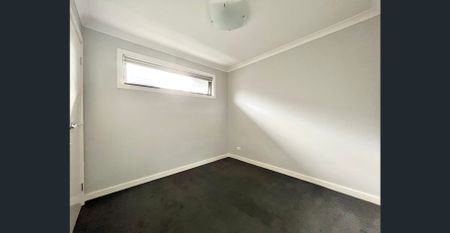 BRIGHT AND SPACIOUS TOWNHOUSE - Photo 4