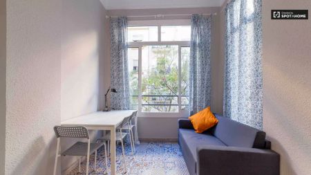 Room in a shared 6-bedroom apartment for rent in La Gran Vía, Valencia. - Photo 5