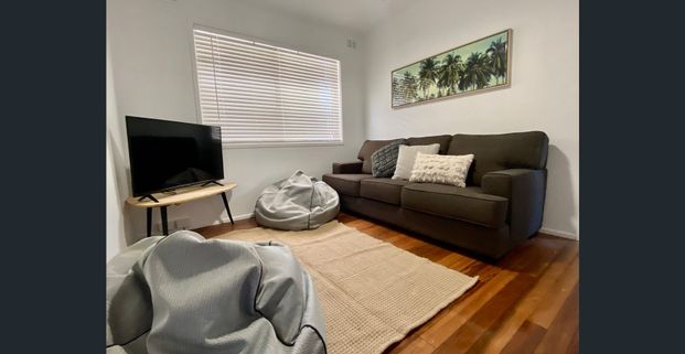 4 BEDROOM, PET FRIENDLY, KIRRA HOUSE 2 MINS TO BEACH!!! - Photo 1