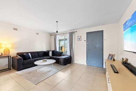 Comfortable 3 Bedroom Home in Convenient Location - Photo 4