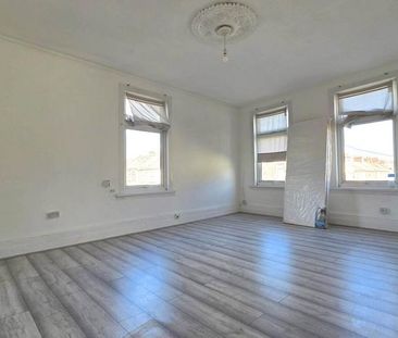 3 bedroom flat to rent - Photo 4