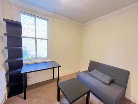 4 bedroom end of terrace house to rent - Photo 2