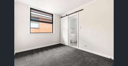 Beautifully Refurbished Top-Floor Apartments - Photo 3