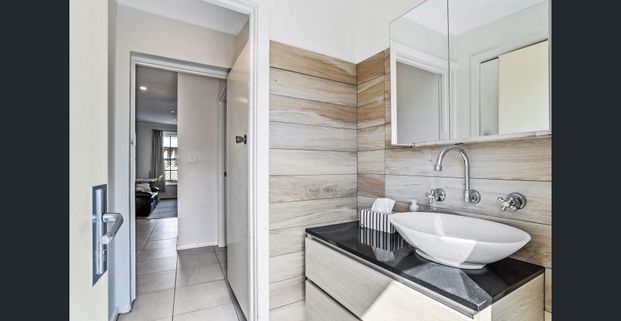 Fully Furnished 1 Bed in the City - Photo 1