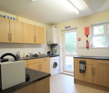 5 bedroom semi-detached house to rent - Photo 4