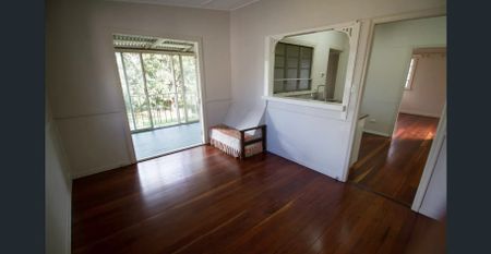 Spacious & Bright Family Home in the Heart of Holland Park - Photo 2