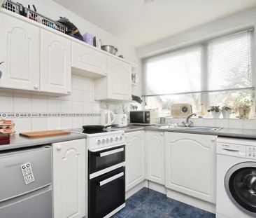 2 bedroom maisonette to rent - Photo 2
