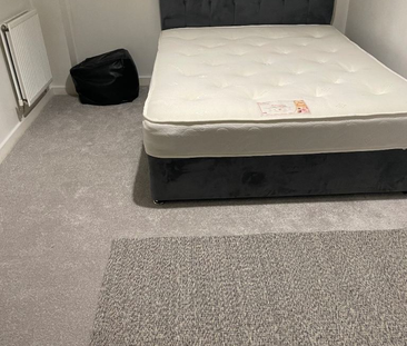 1 bedroom in a flat share to rent - Photo 4