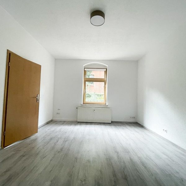 Schicke Single-Wohnung mit Einbauküche in zentraler Lage von Schwarzenberg! - Photo 1