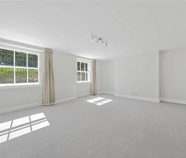 A spacious two-bedroom apartment with direct access to a shared gar... - Photo 4