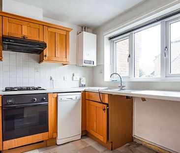 3 bedroom mid-terrace to rent Oaks Close, Westergate - Photo 2