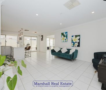 Family Home in Carramar with a Pool! - Photo 1