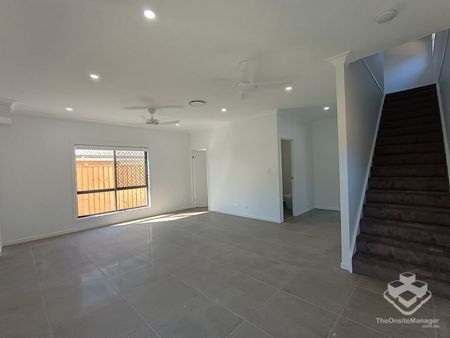 Near New 4 Bed Modern Home - Photo 2