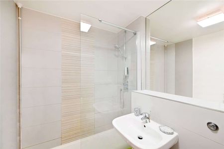 A modern one bedroom apartment offering in excess of 600 sq ft of living space with access to communal gardens. - Photo 2