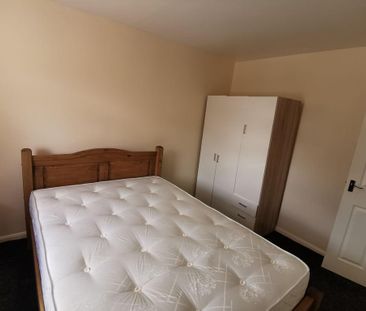 2 bedroom end of terrace house to rent - Photo 3