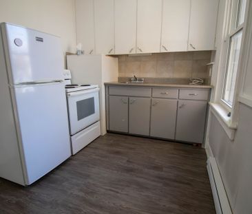 **COZY & CENTRAL** MAIN UNIT IN WESTERN HILL AVAILABLE! - Photo 5