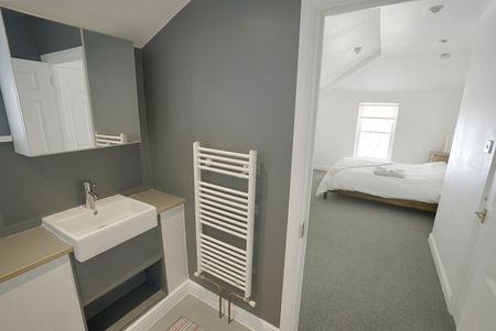 3 Bed Semi-Detached House, Burnt Ash Hill, SE12 - Photo 3