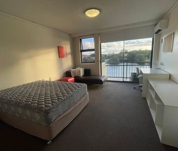 Fully furnished studio apartment – student accommodation only. - Photo 3