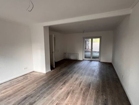 Komplett renovierte, wunderschöne 2,5-Zimmer-Altbauwohnung mit 2 Balkonen und Garten in Citynähe - Photo 4