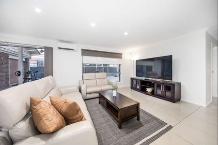 18 Southbank Walk Taylors Hill VIC - Photo 2