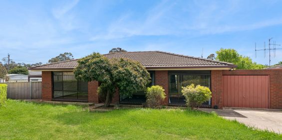 Comfortable Living in Convenient Strathdale - Photo 3