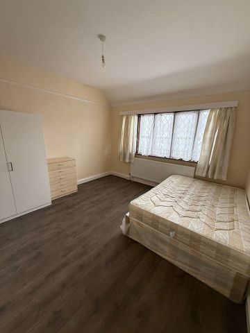4 Bed Semi-Detached House, St. Johns Road, IG2 - Photo 5