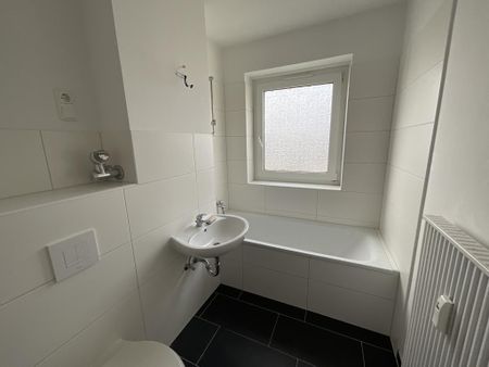 Bereits modernisierte 3-ZKB-Balkonwohnung im Hochhaus in Heppens zu vermieten! - Photo 3